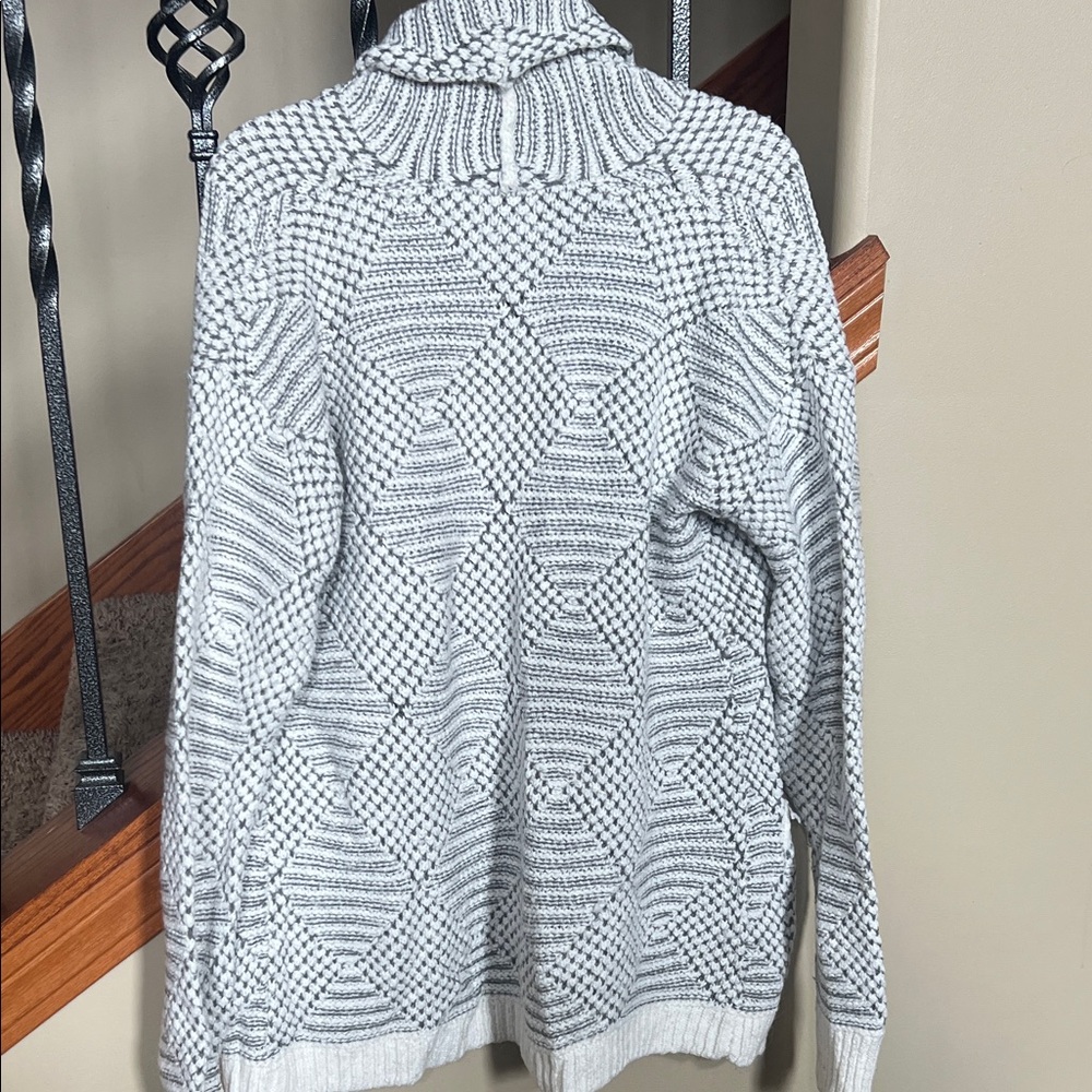 Cozy Gray Patterned Women's Sweater - Picture 6 of 6